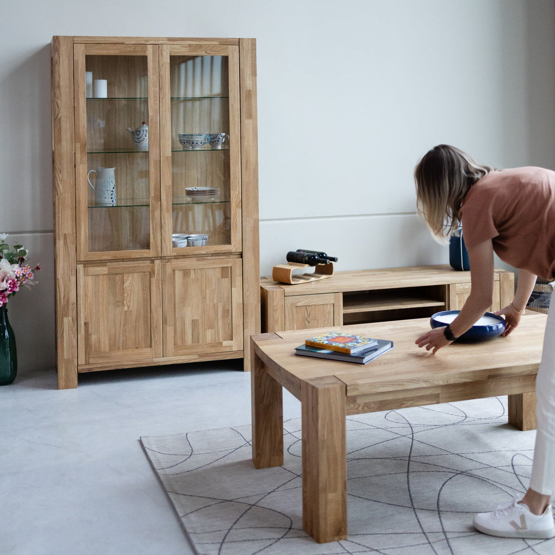 Cómo colocar la vajilla en la vitrina