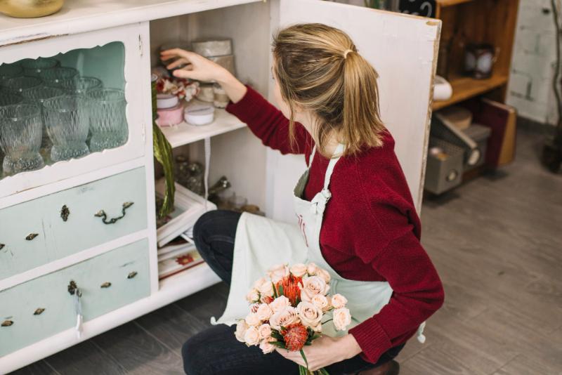 ¿Cómo decorar una vitrina de comedor?