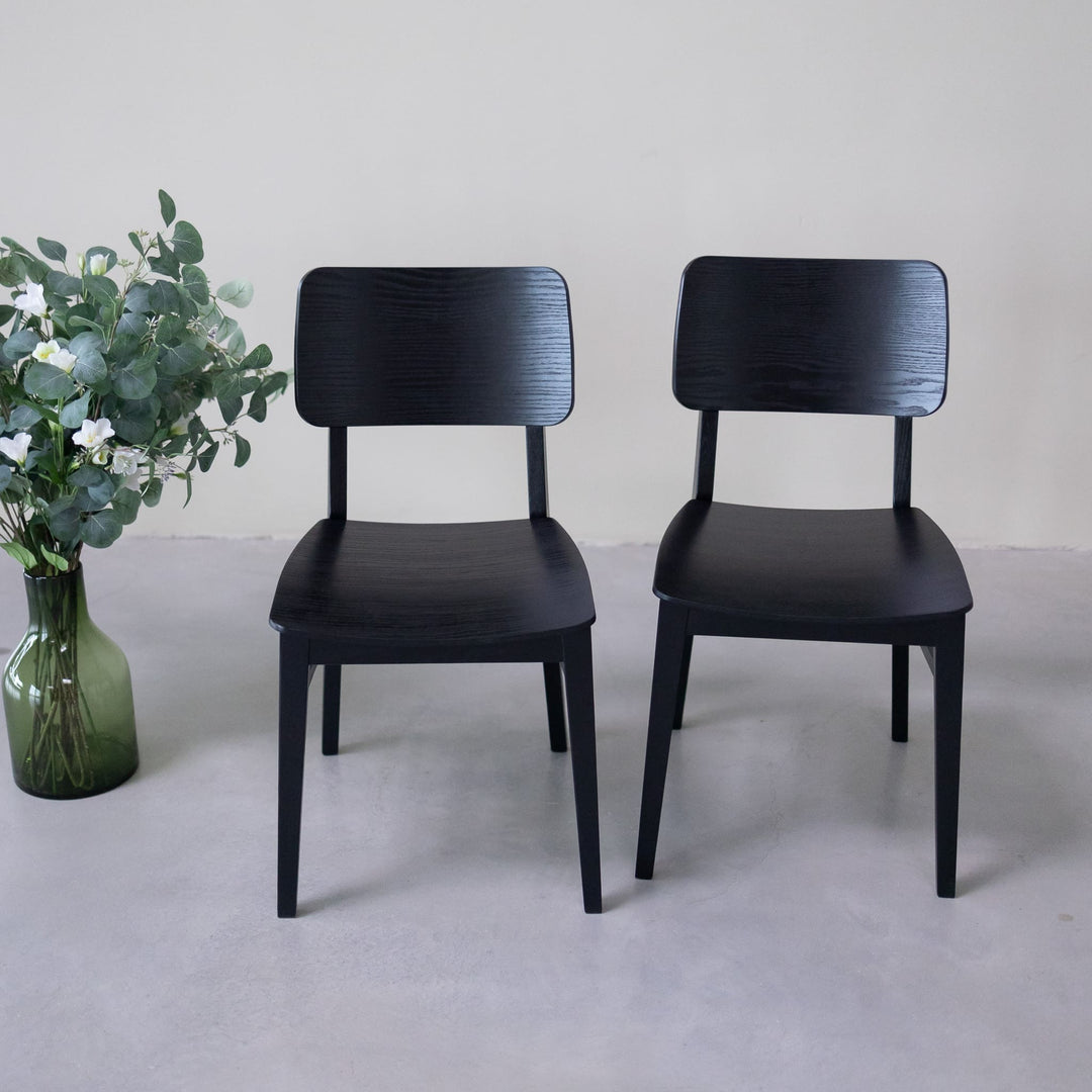 Sillas negras de madera