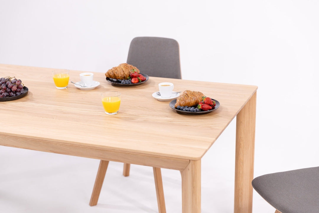 Table de salle à manger fixe en bois massif DITA | VESKOR