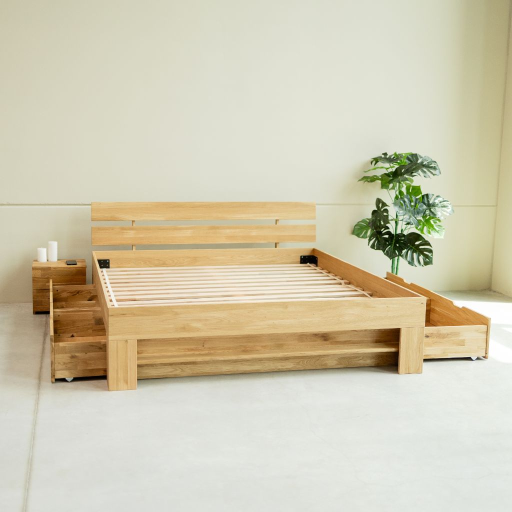 Cama con base madera natural. Tienda muebles madera maciza.