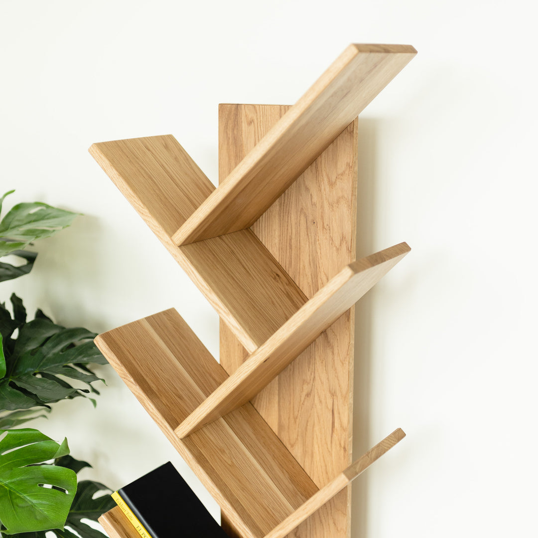 VESKOR Estantería de madera maciza con estantes inclinados Mueble nórdico moderno