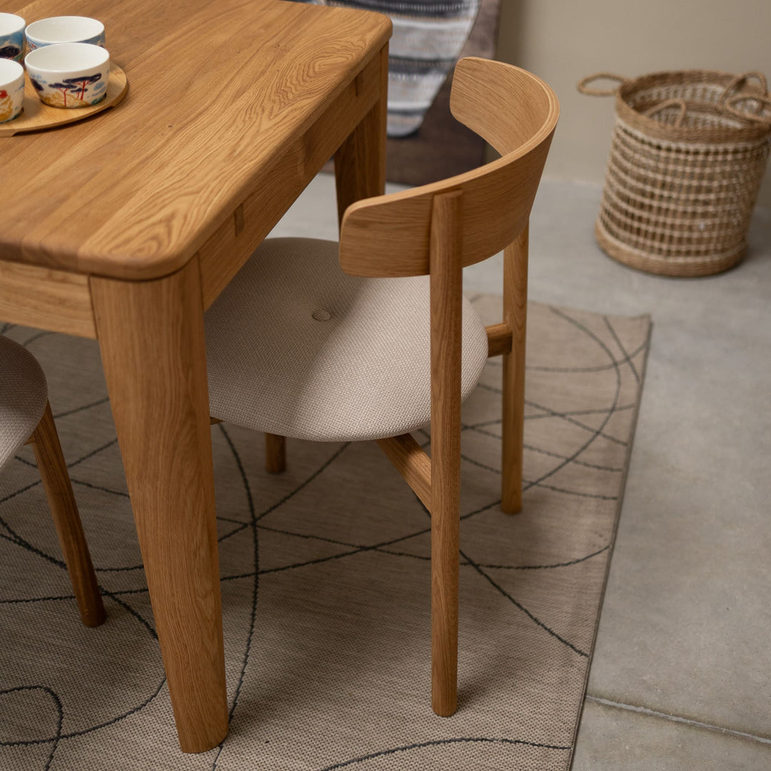 VESKOR Silla de madera maciza de roble tapizada de la colección Nora Mueble nórdico con un diseño moderno Mobel.Store