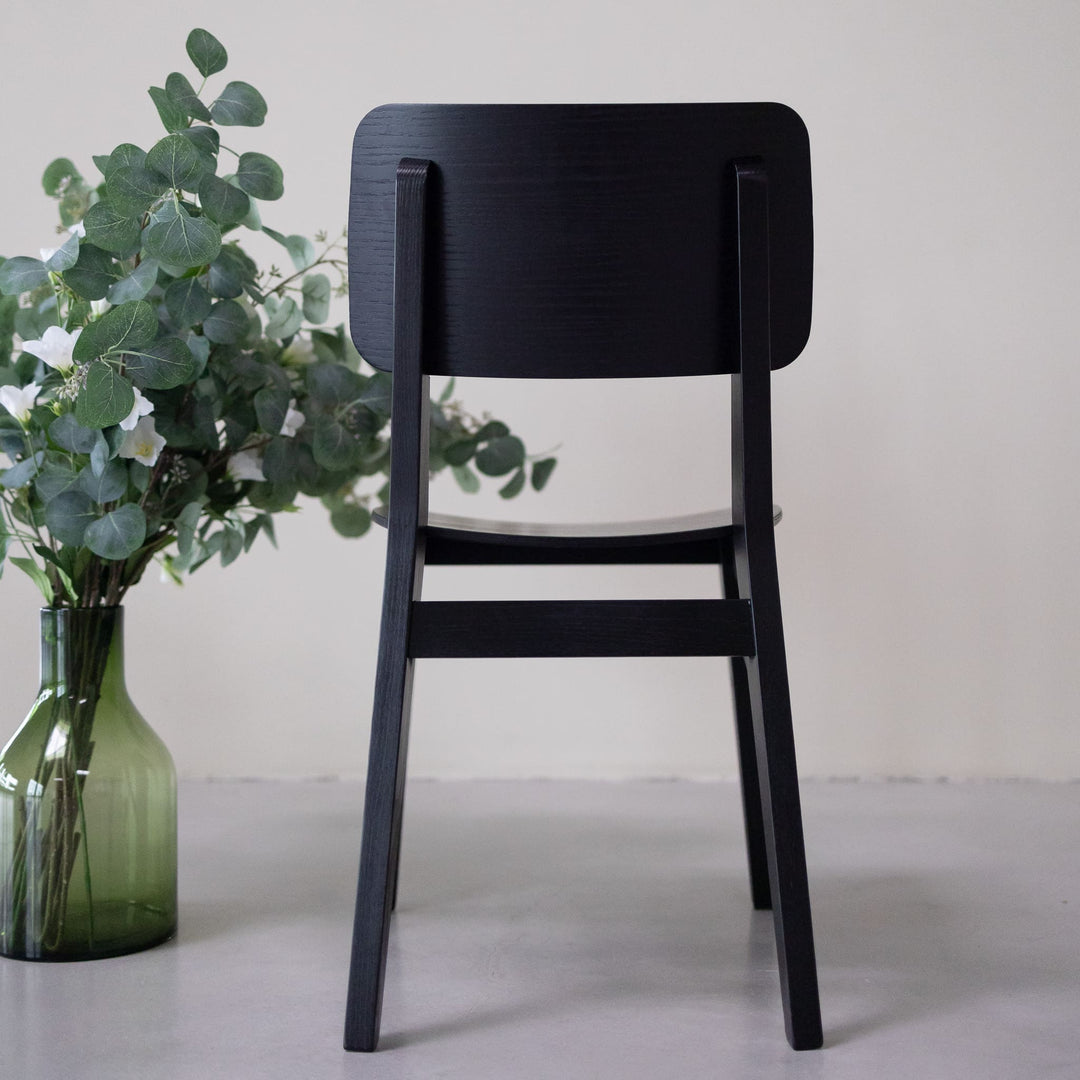 VESKOR Pack de Sillas de comedor de madera maciza de roble de color negro de la colección Dania Mueble nórdico con un diseño moderno Mobel.Store