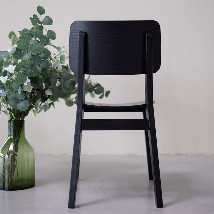 VESKOR Pack de Sillas de comedor de madera maciza de roble de color negro de la colección Dania Mueble nórdico con un diseño moderno Mobel.Store