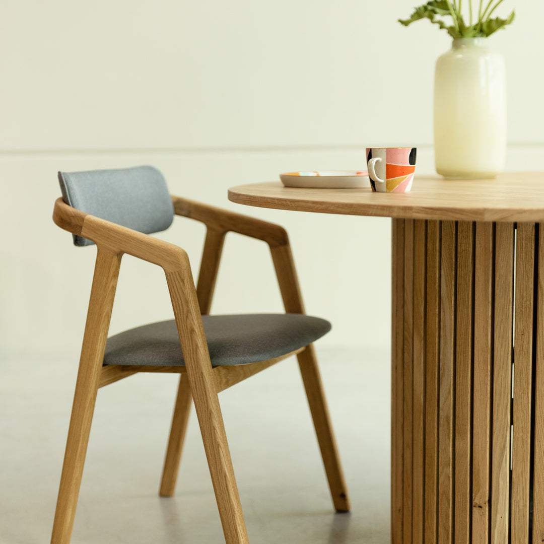VESKOR Silla tapizada de comedor de madera maciza de roble de la colección Soho Mueble nórdico con un diseño moderno