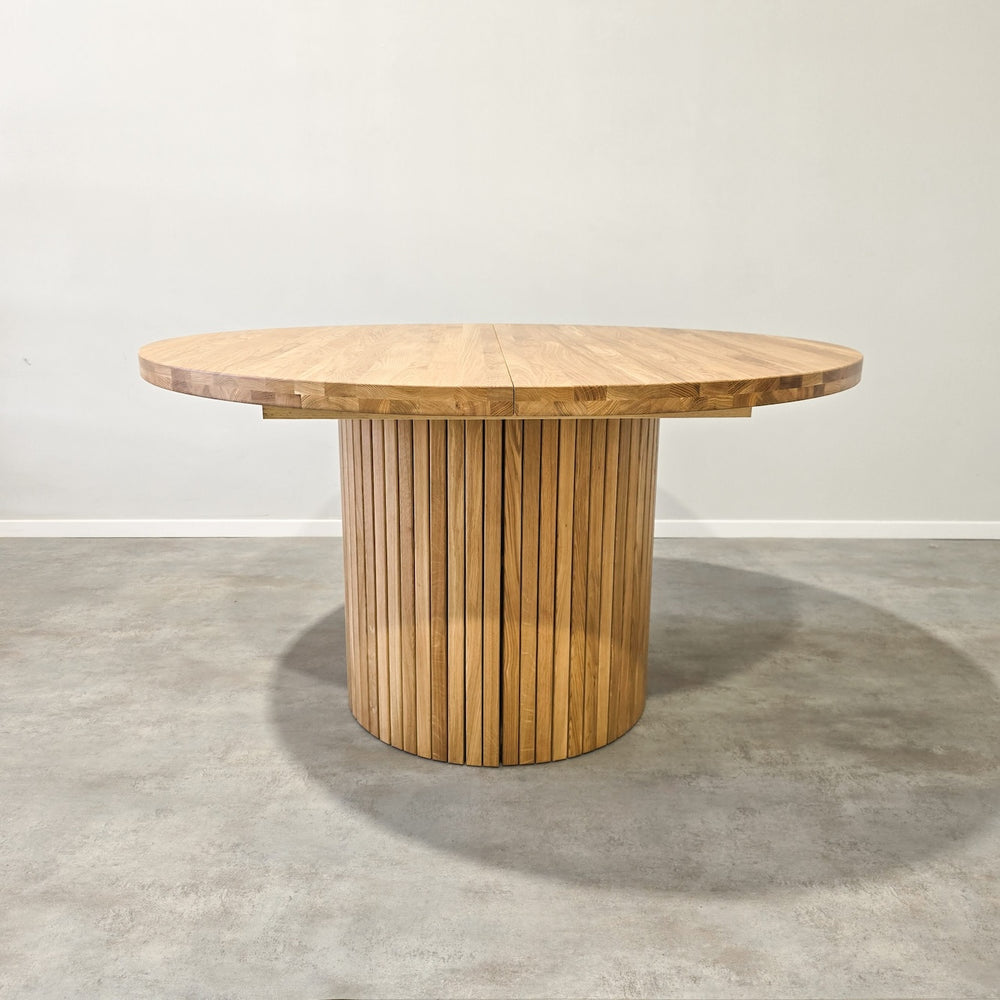 VESKOR Mesa de comedor redonda extensible de madera maciza roble ROMA 135-235 x 135 x 75 cm.
