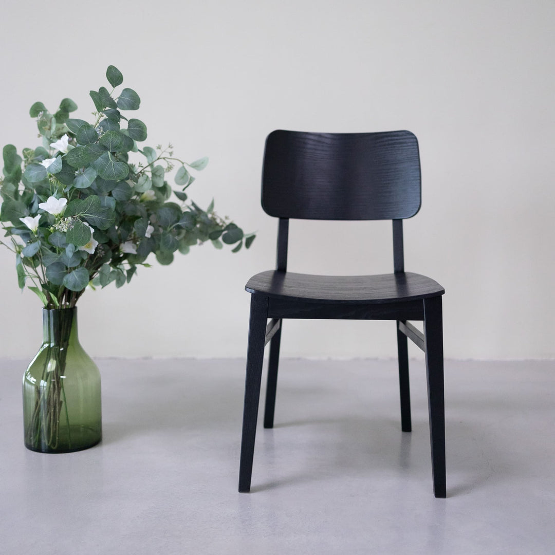 Pack de 2 o 4 Sillas de comedor madera fresno KODAMA, color negro | VESKOR