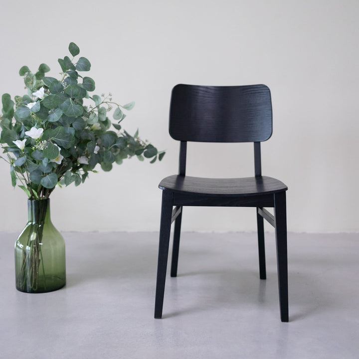 Pack de 2 o 4 Sillas de comedor madera fresno KODAMA, color negro | VESKOR