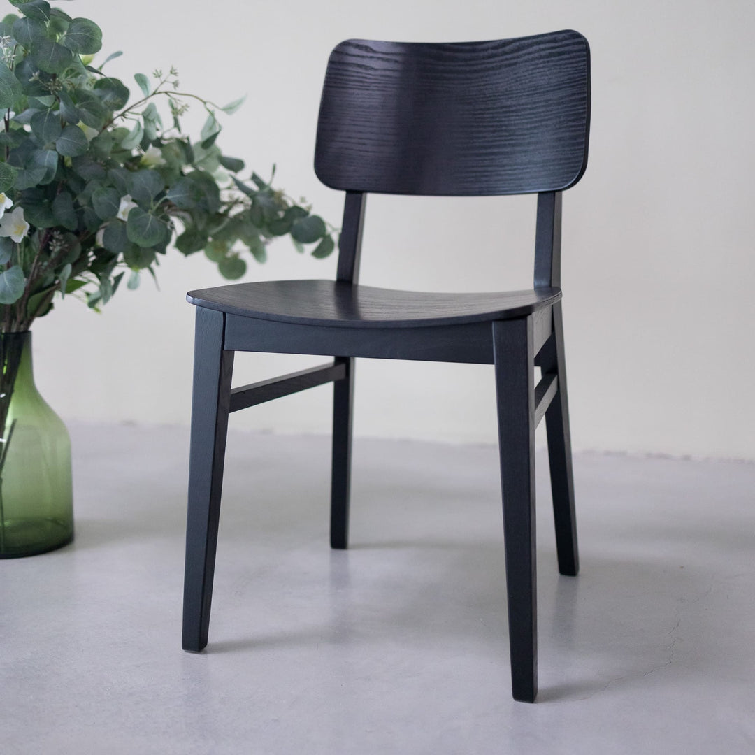 Pack de 2 o 4 Sillas de comedor madera fresno KODAMA, color negro | VESKOR