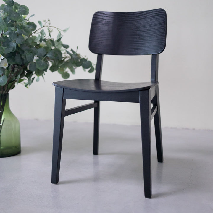 Pack de 2 o 4 Sillas de comedor madera fresno KODAMA, color negro | VESKOR
