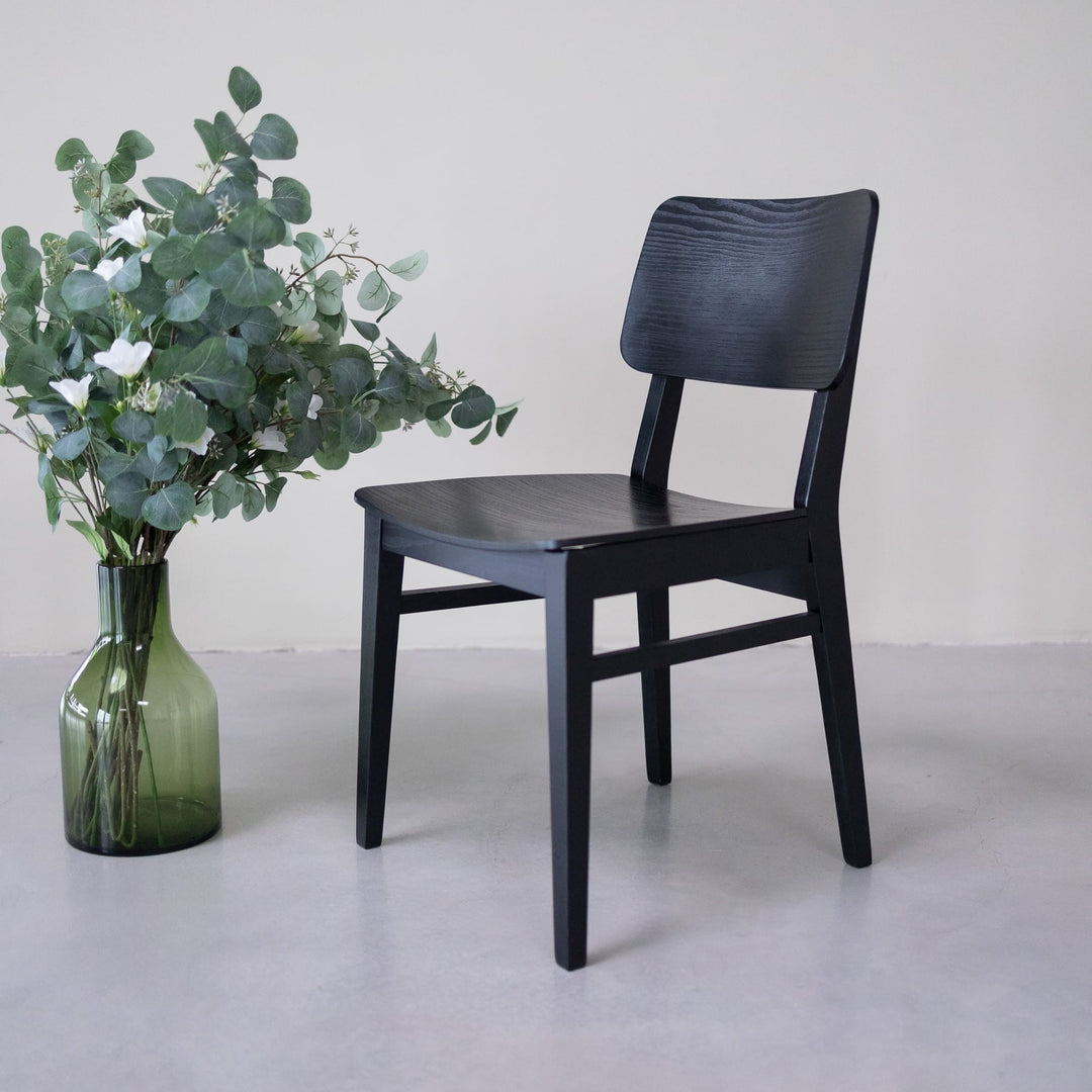 Pack de 2 o 4 Sillas de comedor madera fresno KODAMA, color negro | VESKOR