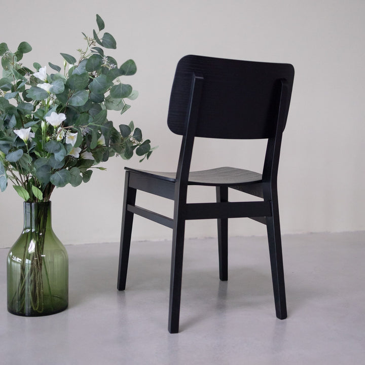 Pack de 2 o 4 Sillas de comedor madera fresno KODAMA, color negro | VESKOR