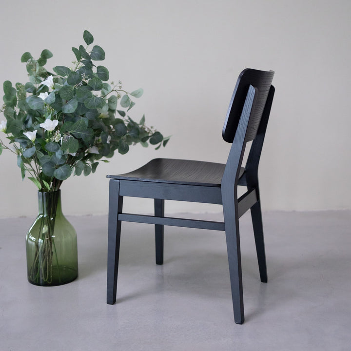 Pack de 2 o 4 Sillas de comedor madera fresno KODAMA, color negro | VESKOR